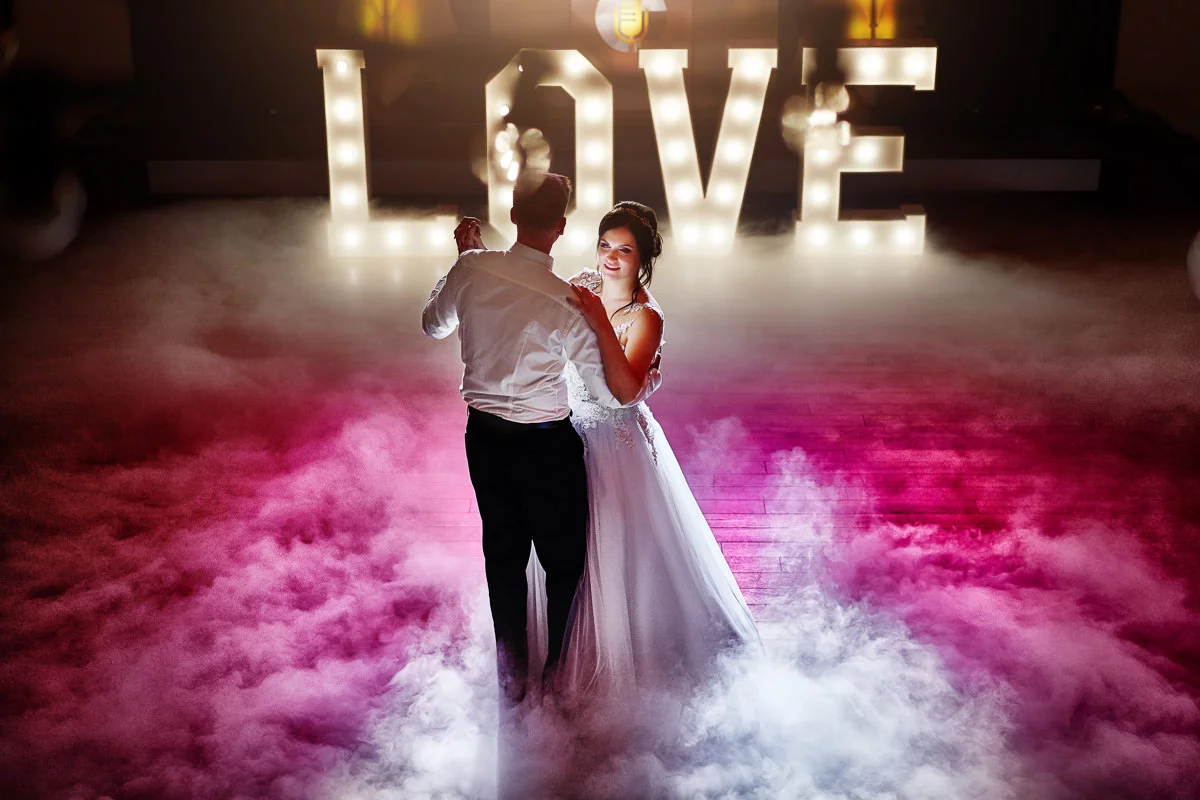 taniec pary młodej - ciezki dym na weselu w Dworze w Brzeznej
