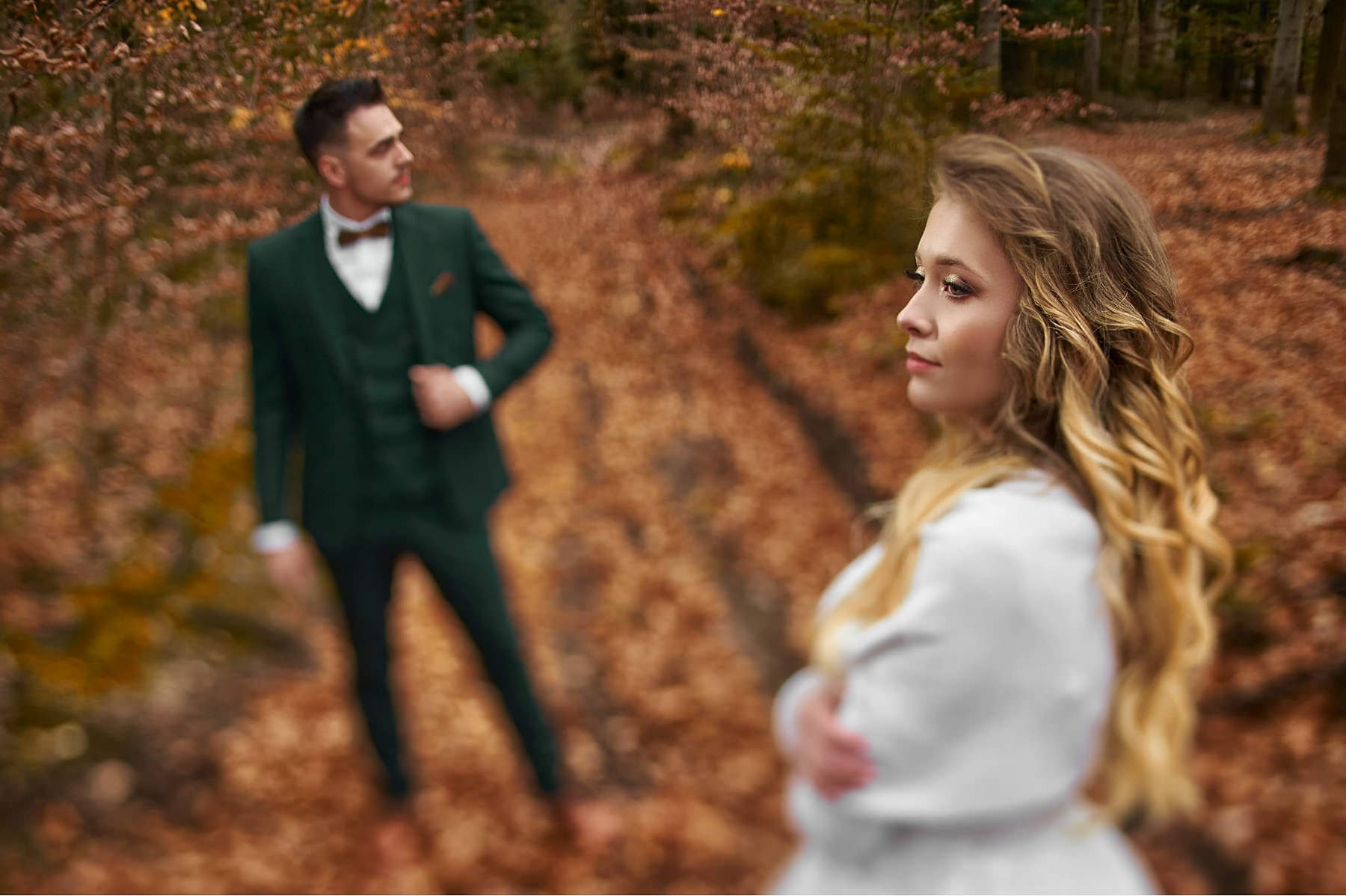zdjęcie pary młdoej w jesiennym lesie