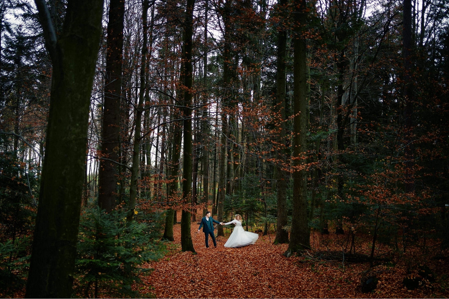spacer pary młodej w jesiennym lesie