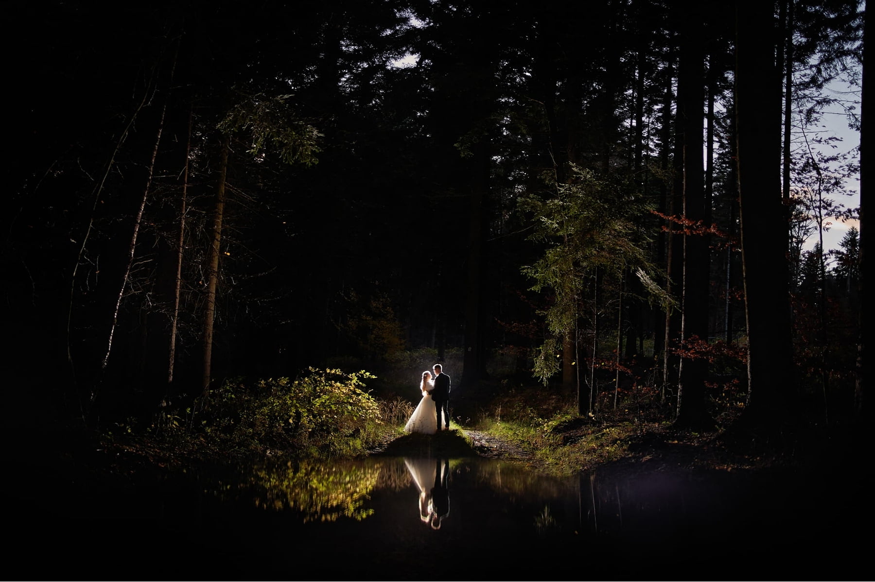 nocne zdjęcie pary młodej w lesie niedaleko siedliska janczar w pstrągowej