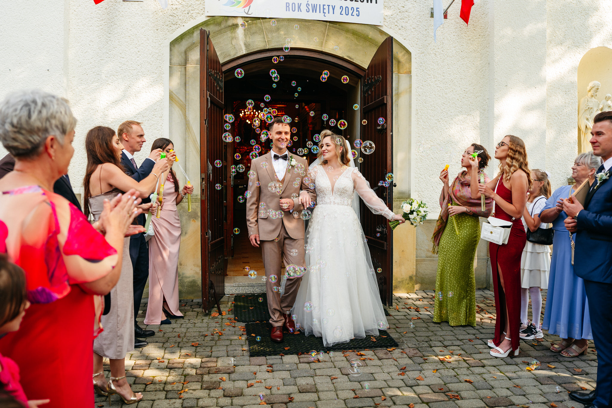 Ślub w Hyżnem – wyjście z kościoła z bańkami mydlanymi