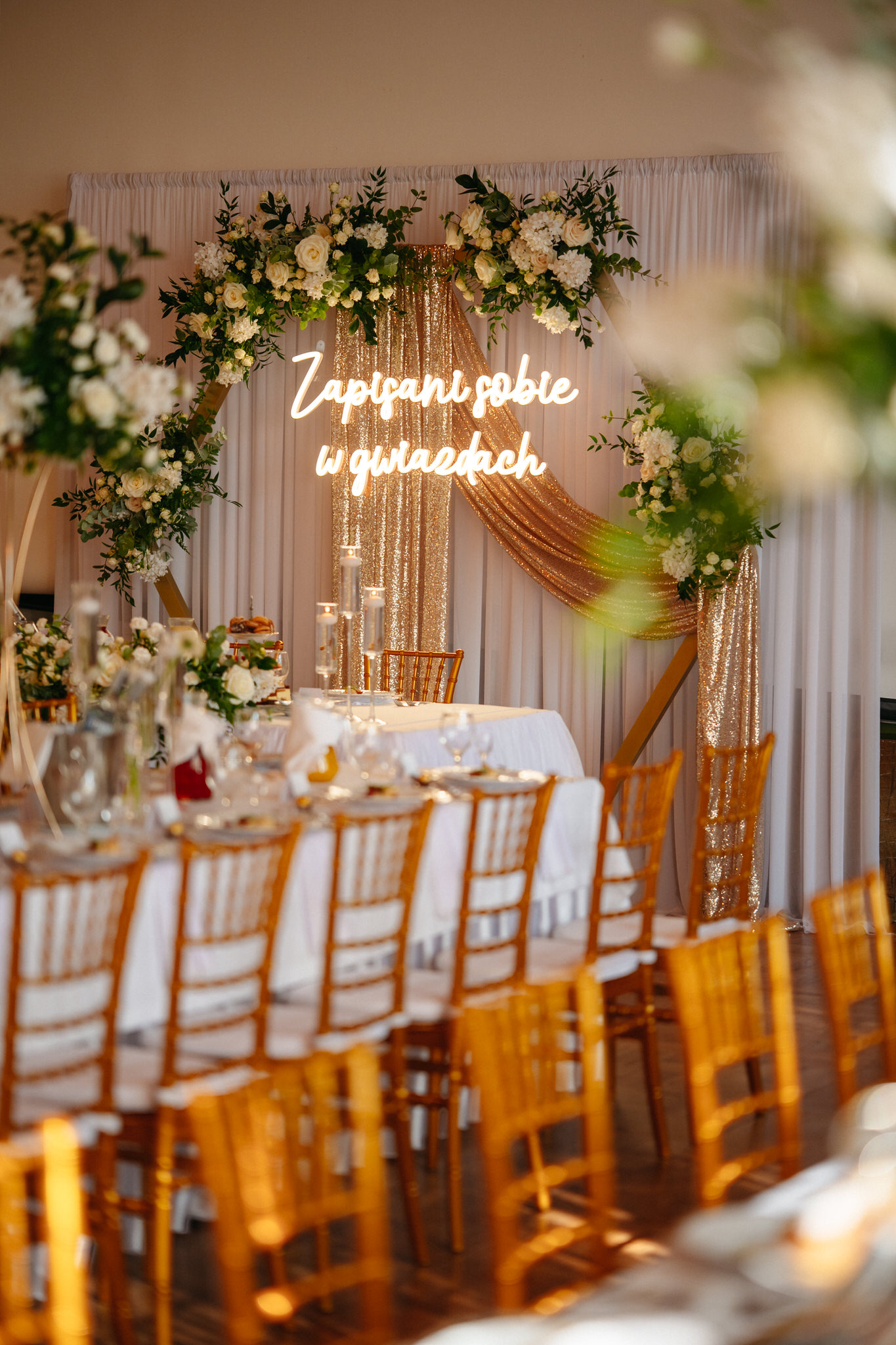 Wesele Zamek Dubiecko – sala weselna z neonem i złotymi dekoracjami