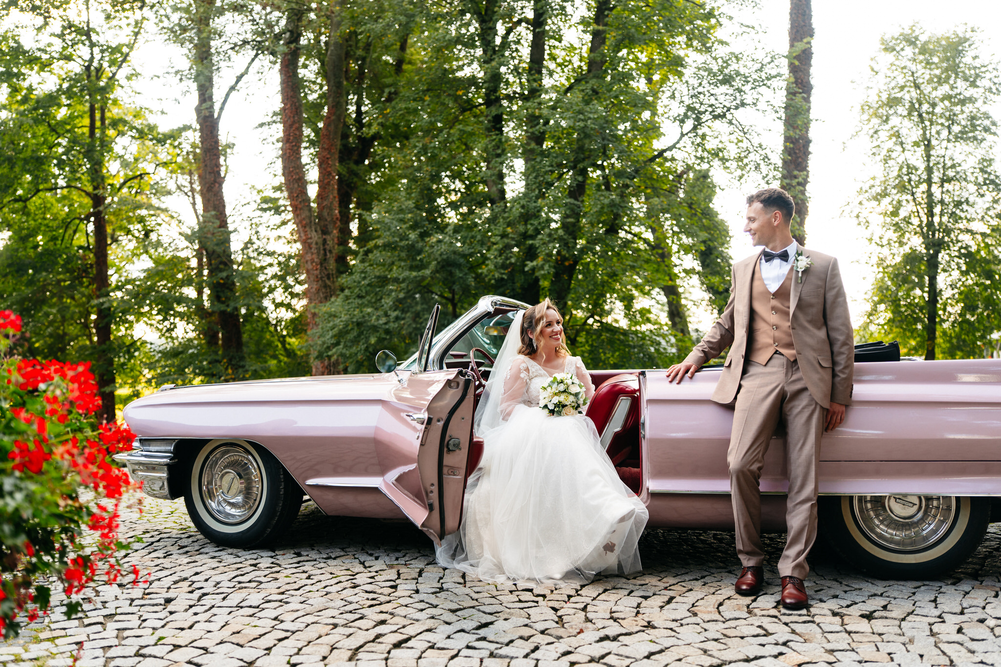Wesele Zamek Dubiecko – para młoda przy różowym kabriolecie Cadillac