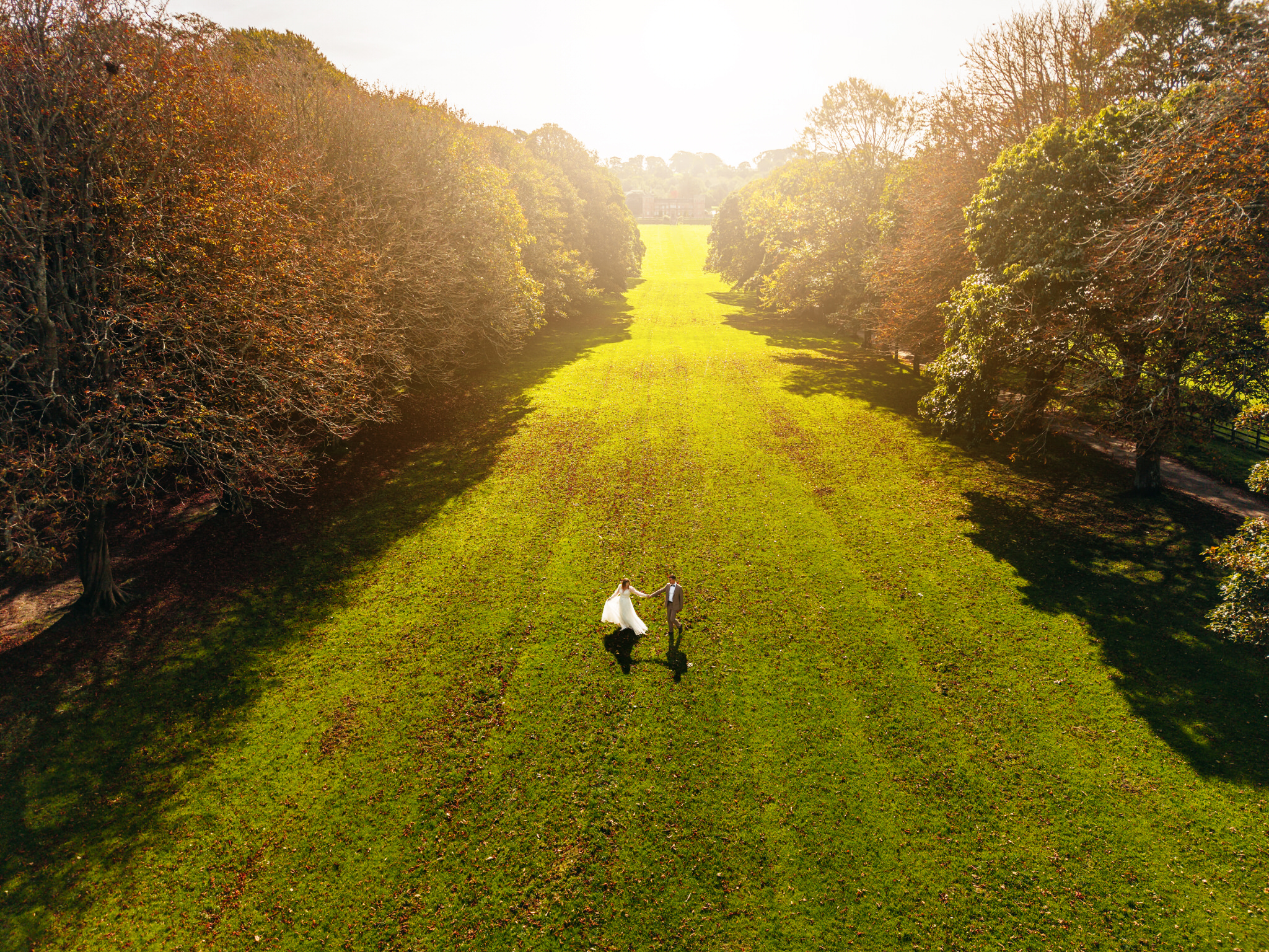Sesja poślubna Alicji i Cezarego w Plymouth – dron nad angielskim parkiem